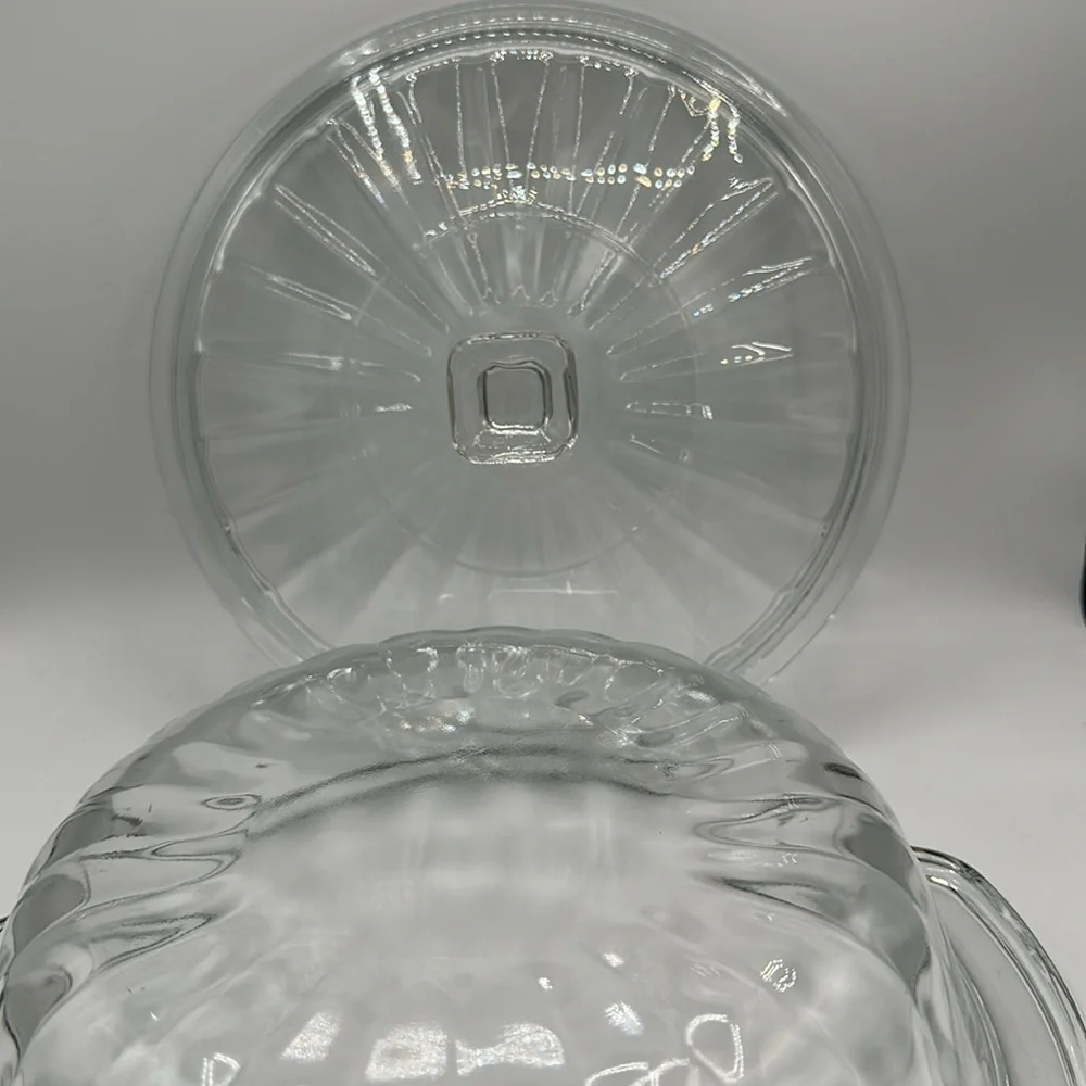 Vintage clear 1.5-quart glass baking / casserole dish with square-handled lid